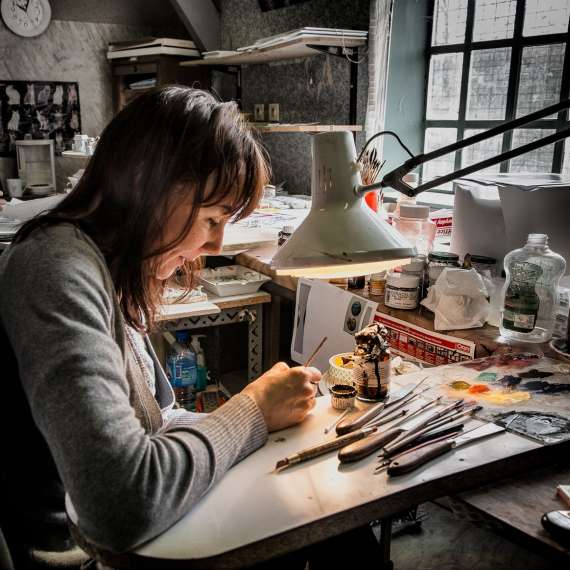 L'atelier de décoration ; une décoratrice avec un pinceau